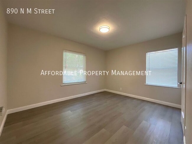 Building Photo - 890 N M St