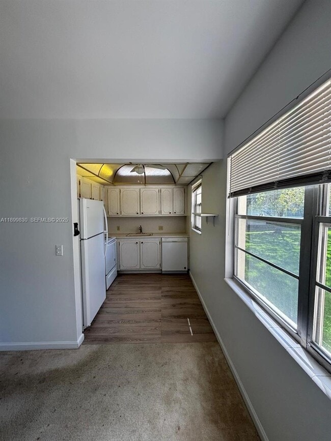 Building Photo - 564 Mansfield M