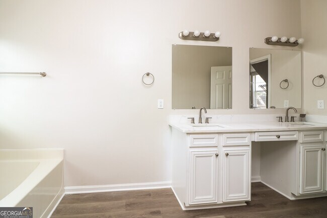 Building Photo - 7915 Clearview Cir