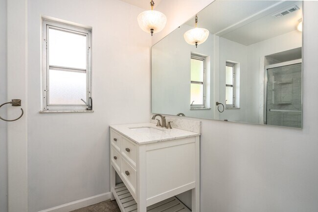 Building Photo - RARELY AVAILABLE!  3BED/2BATH POOL HOME FOR RENT-SARASOTA, FL $2995.00