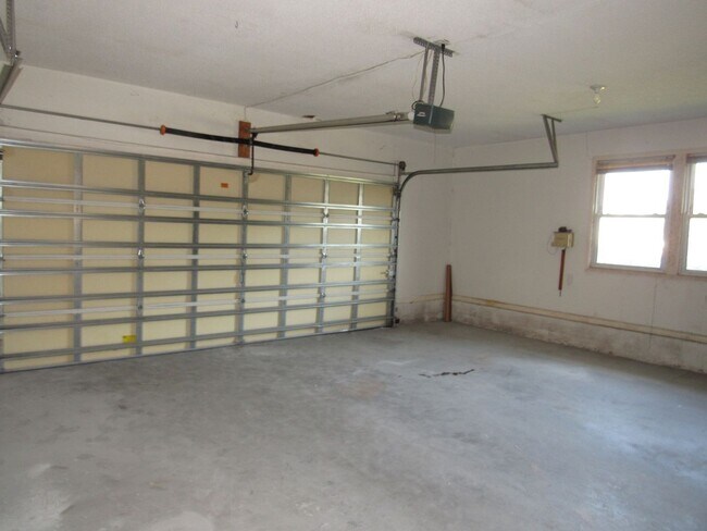 Building Photo - Convenient Northeast location!