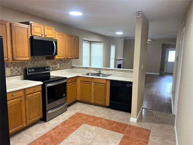 Building Photo - 8114 Woodlake Dr