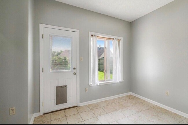 Building Photo - 772 Breeze Way