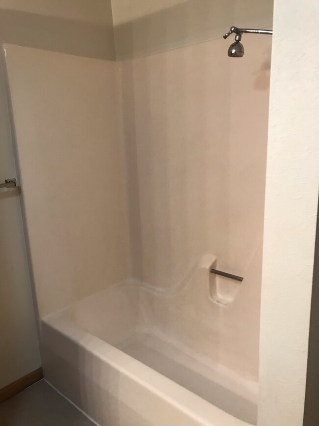 Shower/Tub combo - 3704 Canal Blvd