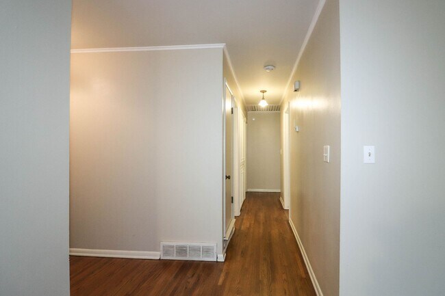Building Photo - Darling 3 Bedroom With Hardwood Floors!