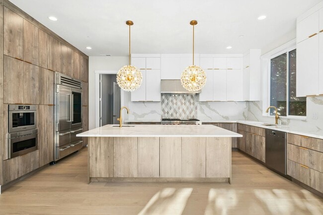 Building Photo - 5Bd/4.5Ba Bellevue House