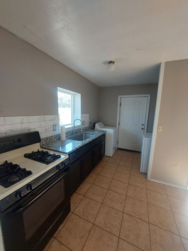 Building Photo - 3 bedroom 2 bathroom beautiful rental ! Av...