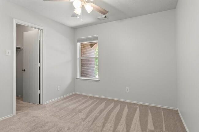 Building Photo - 6 Thicket Grove Pl