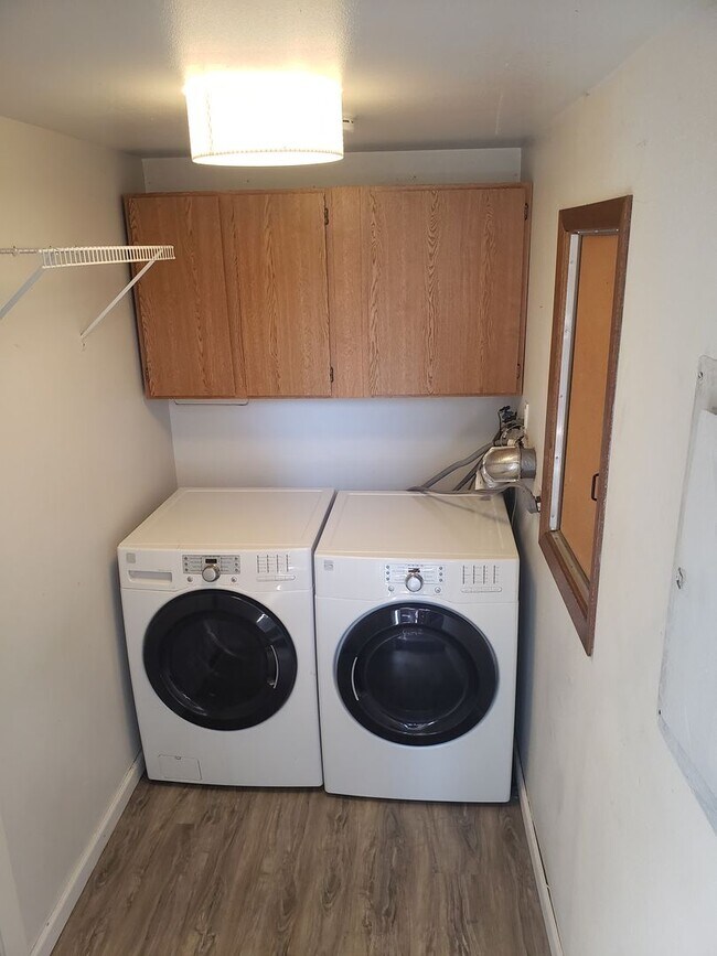 Building Photo - Charming Milwaukie House with Beautiful Ba...
