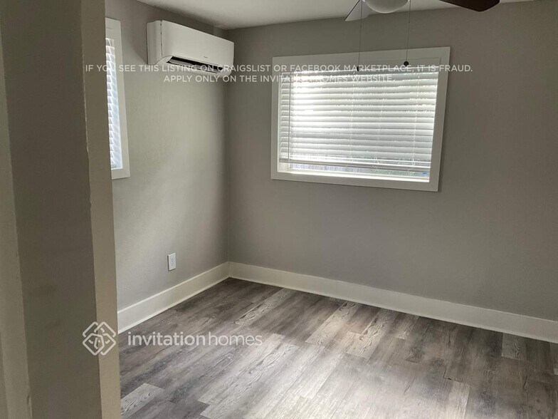 Building Photo - 450 Iris Rd