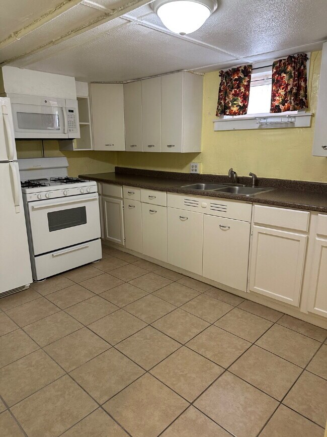 Building Photo - "Charming 4-Bedroom Oasis with 2 Full Bath...