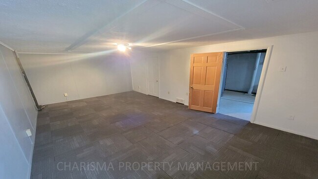 Building Photo - Cozy & Quaint 3 Bedroom House With Lots of Extras!