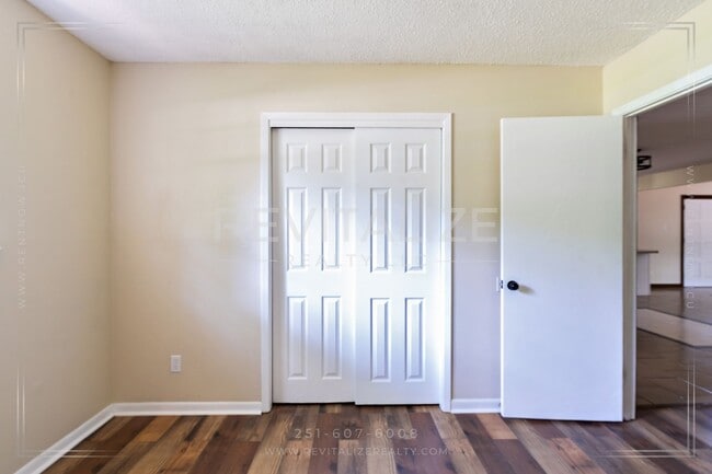 Building Photo - Beautiful Renovated 3 Bedroom/1 Bathroom H...