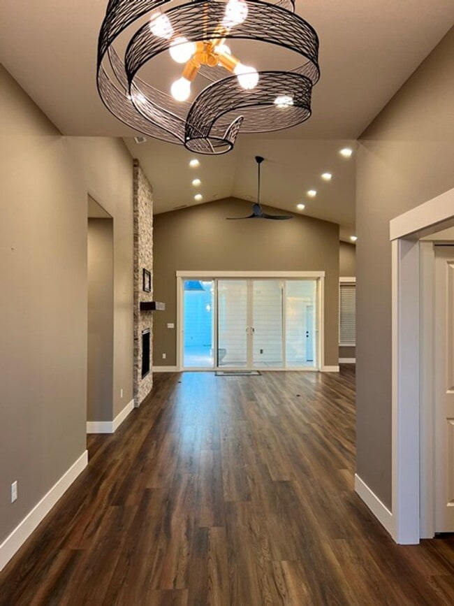 Building Photo - 3Bd/2Ba Single Story House - Available to ...