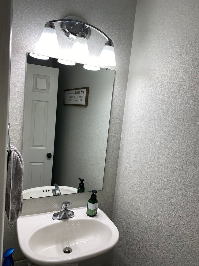 Building Photo - 3bed 2.5 bath Twinhome SORRY NO PETS!!