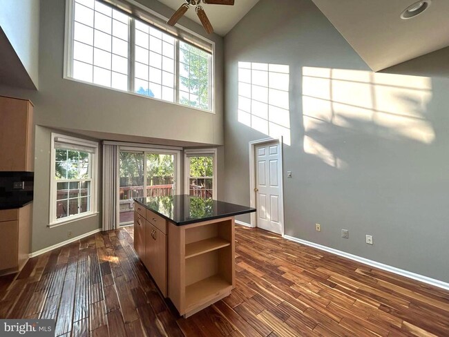 Building Photo - 5556 Village Center Dr