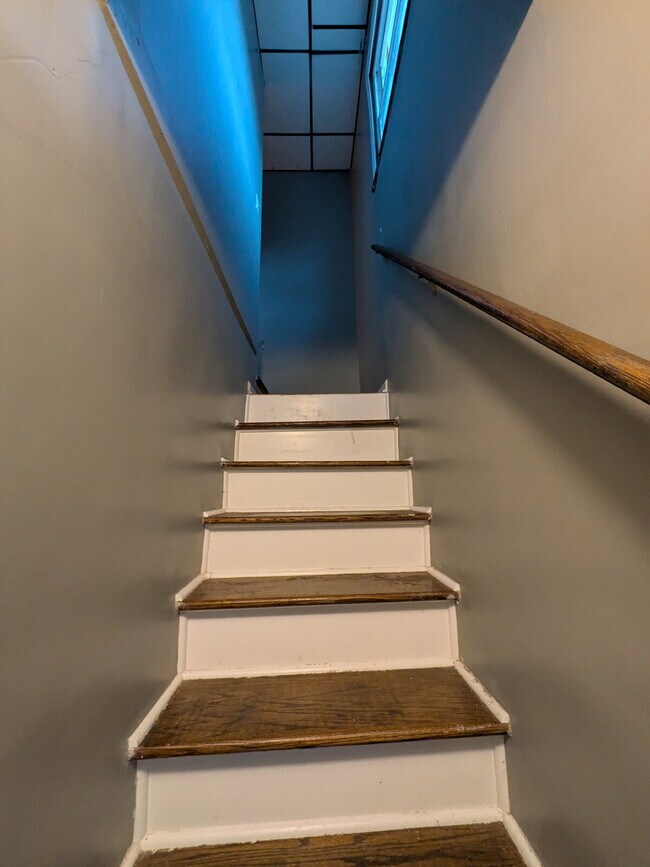 Building Photo - Beautifully updated 2 bed 1 bath apartment in Beaver Falls!  OPEN HOUSE on Thursday (February 5) ...