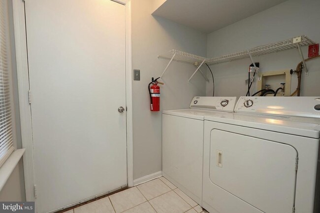Building Photo - 53 Woodlake Dr