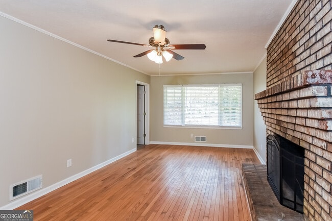 Building Photo - 5613 Woodland Dr