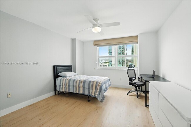 Building Photo - 1155 Brickell Bay Dr
