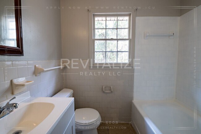 Building Photo - Beautiful 3 Bedroom/1 Bathroom Home in Mobile!