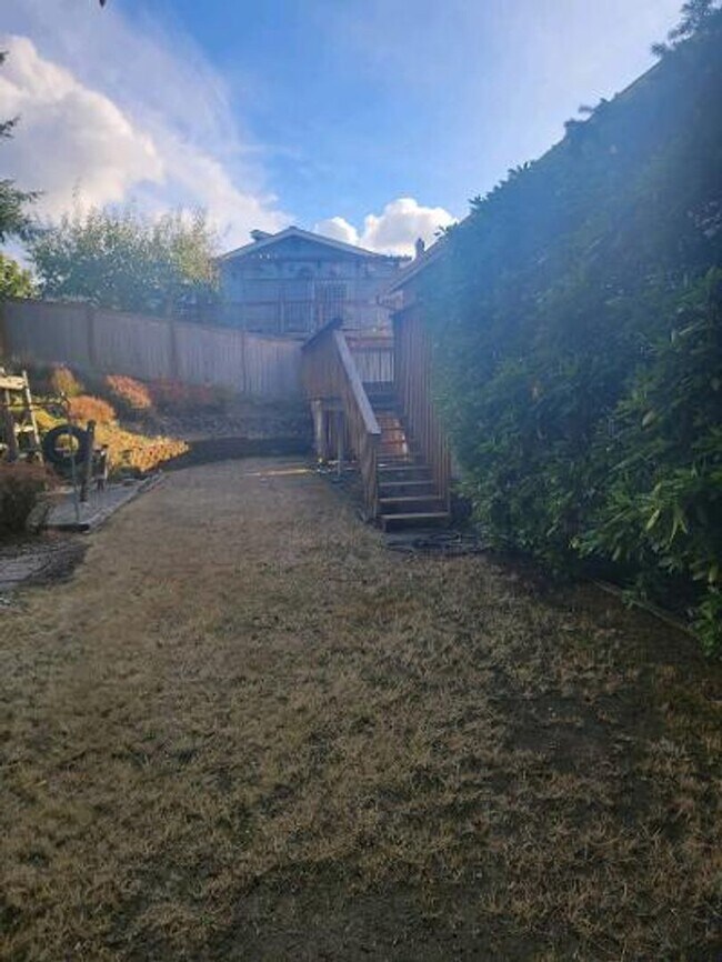 Building Photo - Classic North Tacoma 4 Bedroom Tri-Level with Peak a Boo View!