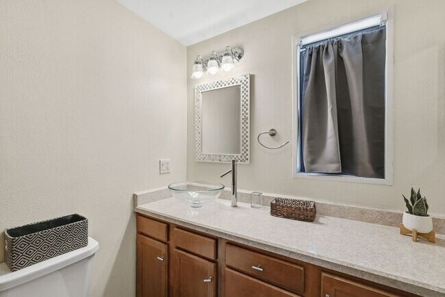 Building Photo - Charming Furnished, 55+ Community in Green Valley!