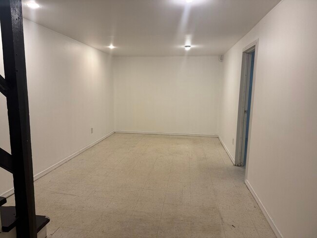 Building Photo - 1634 W Morse Ave