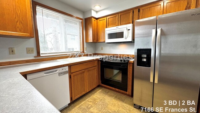 Building Photo - Updated 3BD | 2BA Home with Garage & Large Deck - Hillsboro