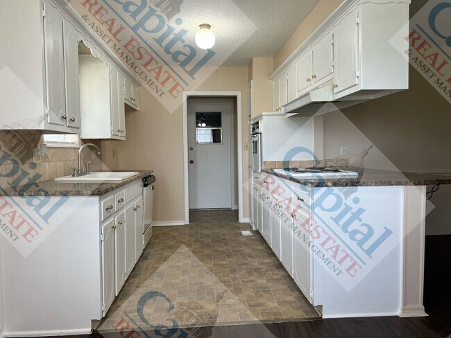 Building Photo - Charming 3 Bedroom