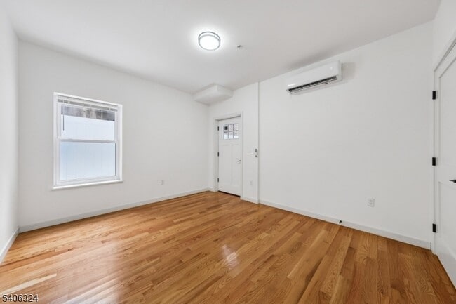 Building Photo - 52 James St