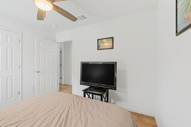 Building Photo - 404 Sloan St