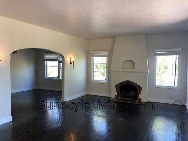 Building Photo - Charming Mediterranean Circa 1937 House