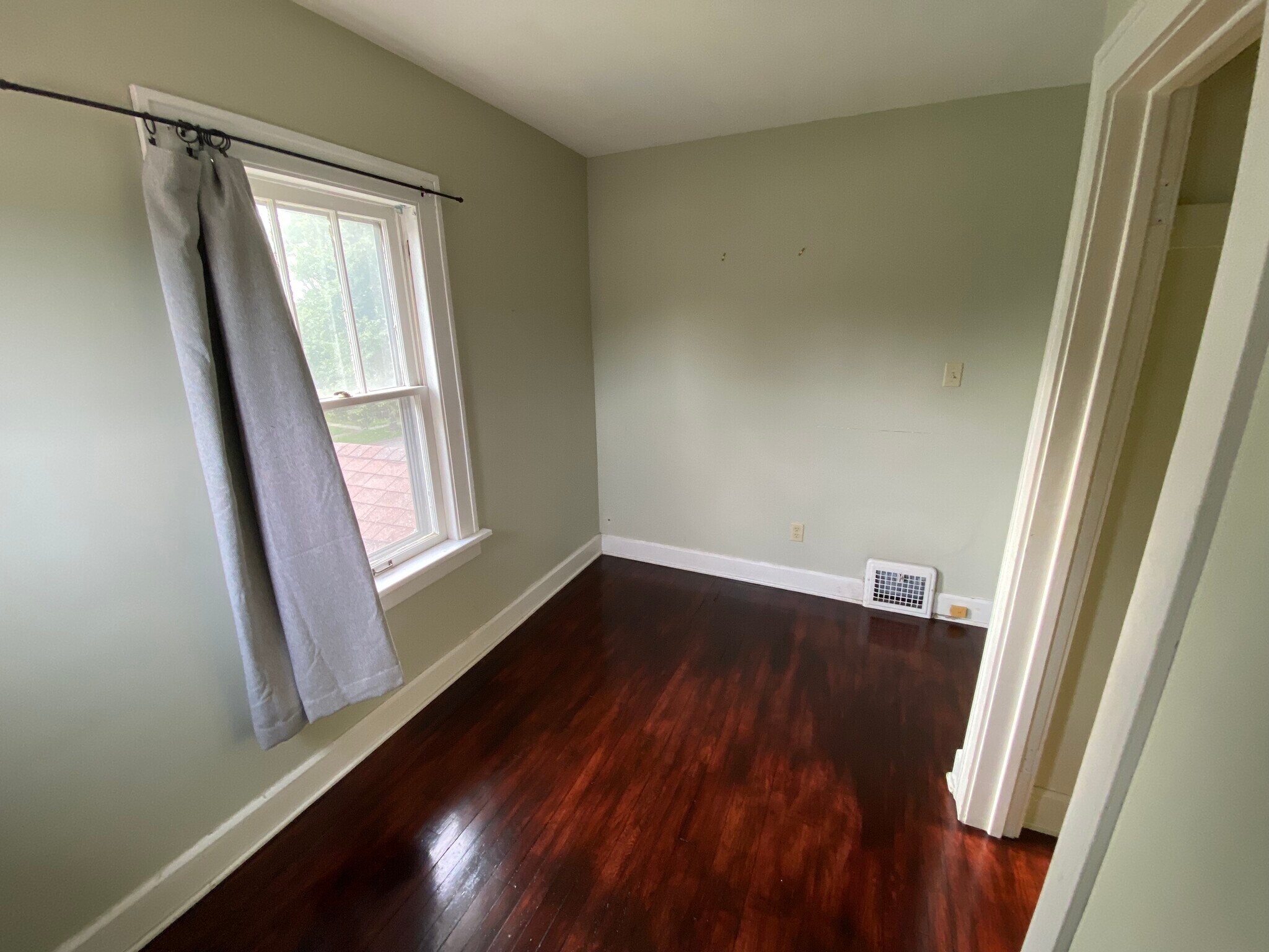 Building Photo - 377 Parkside Dr