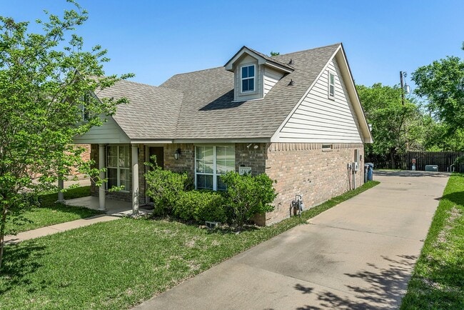 Building Photo - SUBLEASE AVAILABLE IMMEDIATELY THROUGH JULY 2026!  Charming 3 Bed, 2 Bath in Central Location!