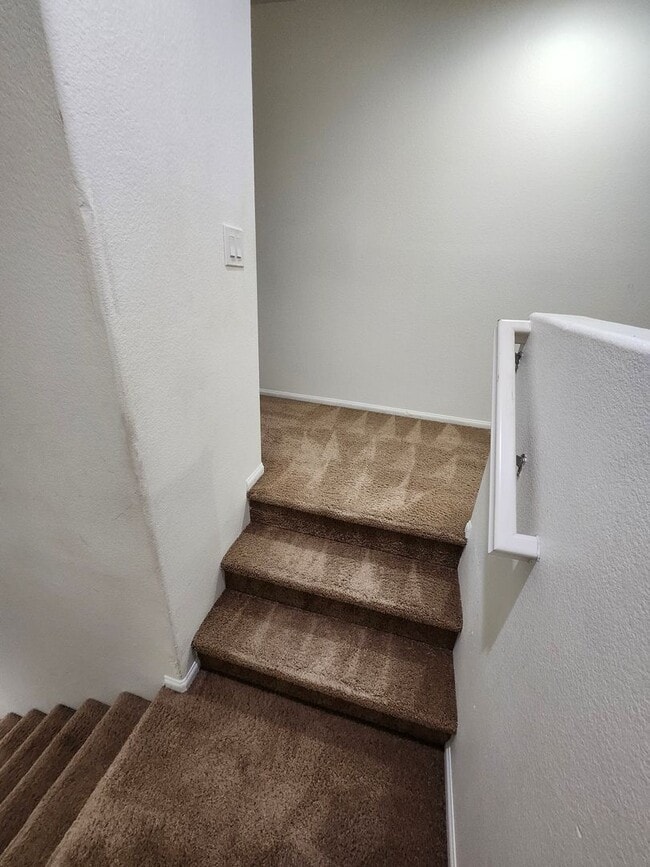 Building Photo - Beautiful two-story townhouse in Fontana G...
