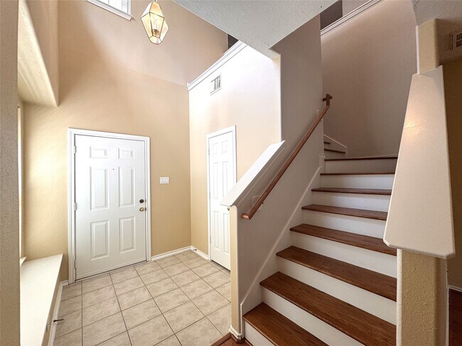 Building Photo - 213 Summerhaze Cir