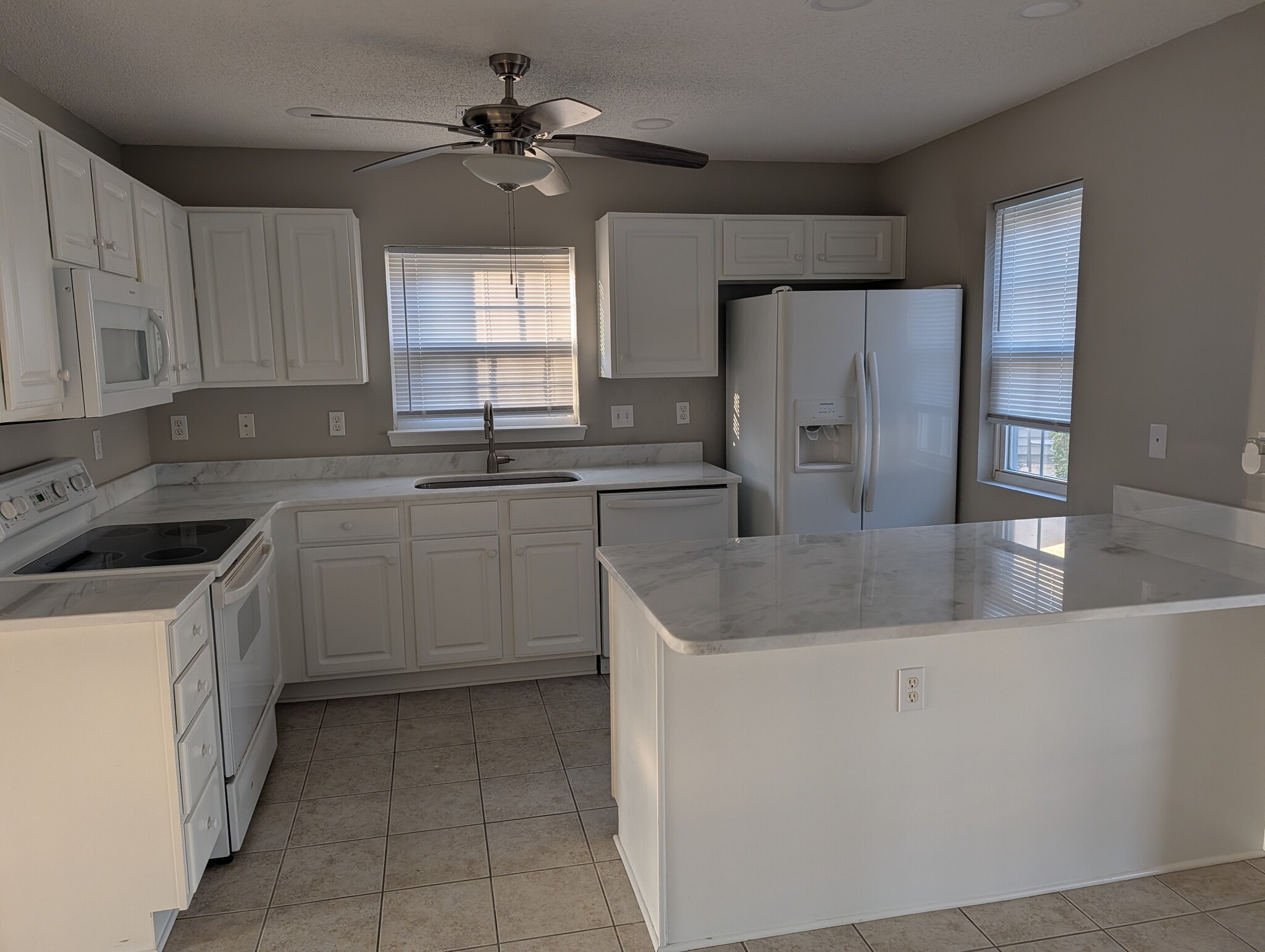 Kitchen - 682 Wilshire Ln