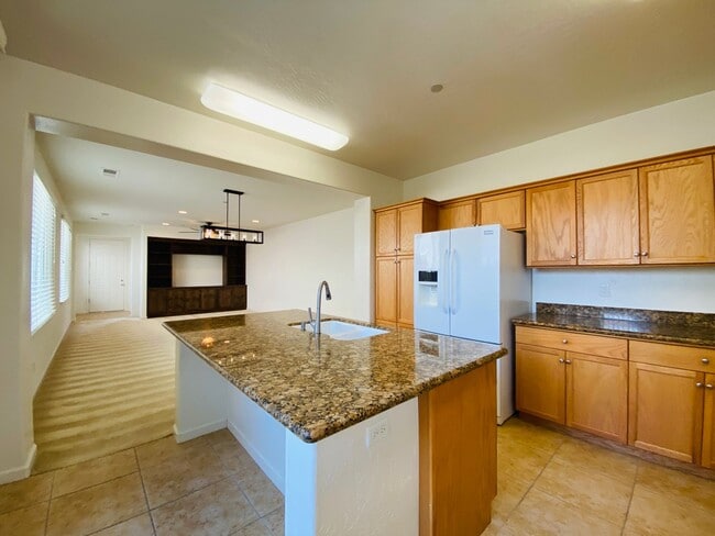 Building Photo - $2,250 International & Chestnut 3 Bed - N....