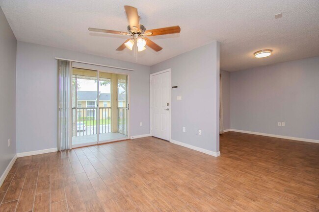 Building Photo - 1/1 Den Upgraded in Brandon in walking dis...