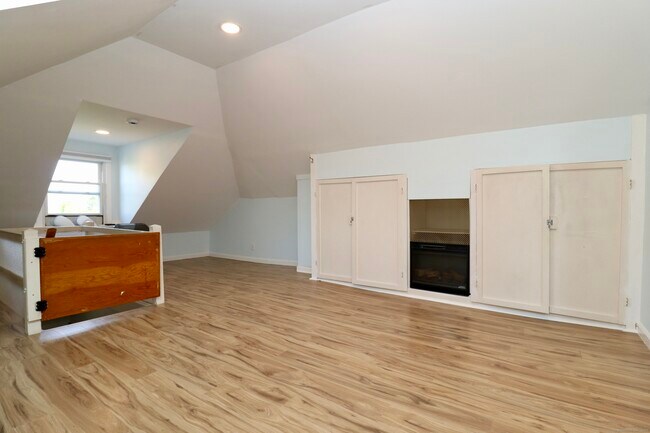 Building Photo - 32 Denison Ave