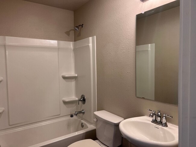 Building Photo - HALF OFF FIRST FULL MONTH OF RENT!!! - Ava...