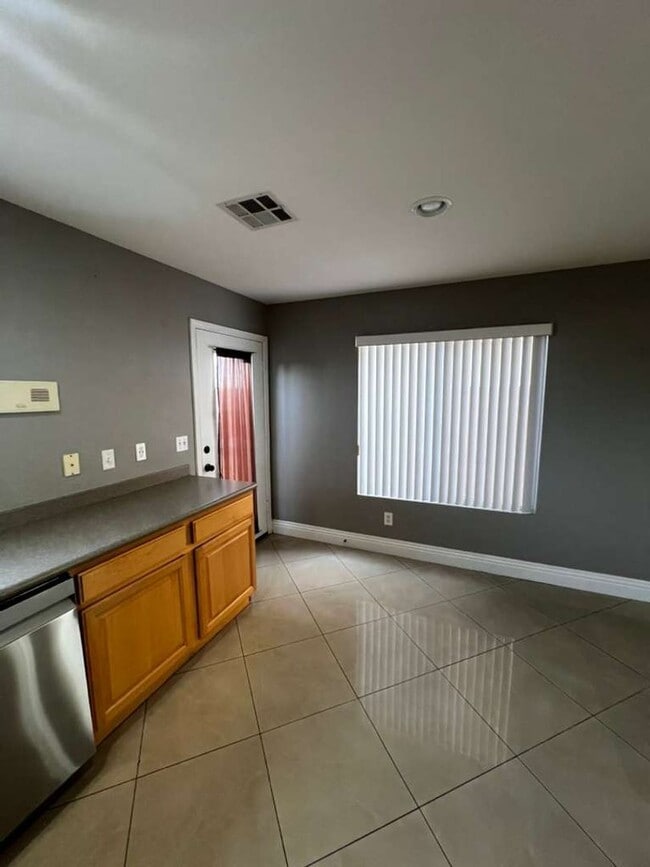 Building Photo - Must see 2 story 4 bed/3 bath home in the heart of SUMMERLIN