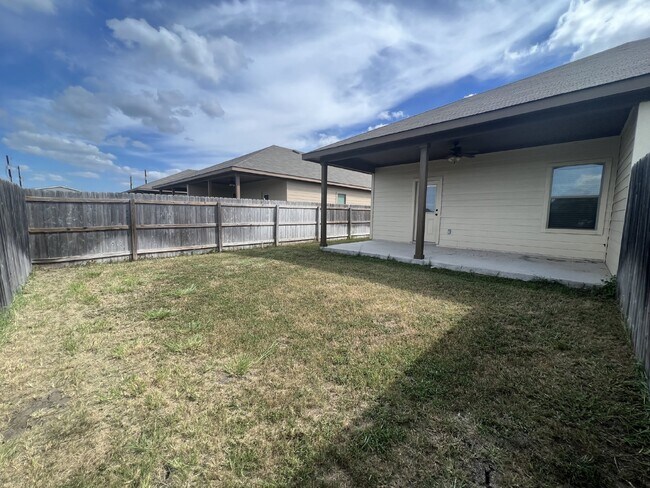 Building Photo - Spacious 3BR/2BA Duplex with Private Yard ...
