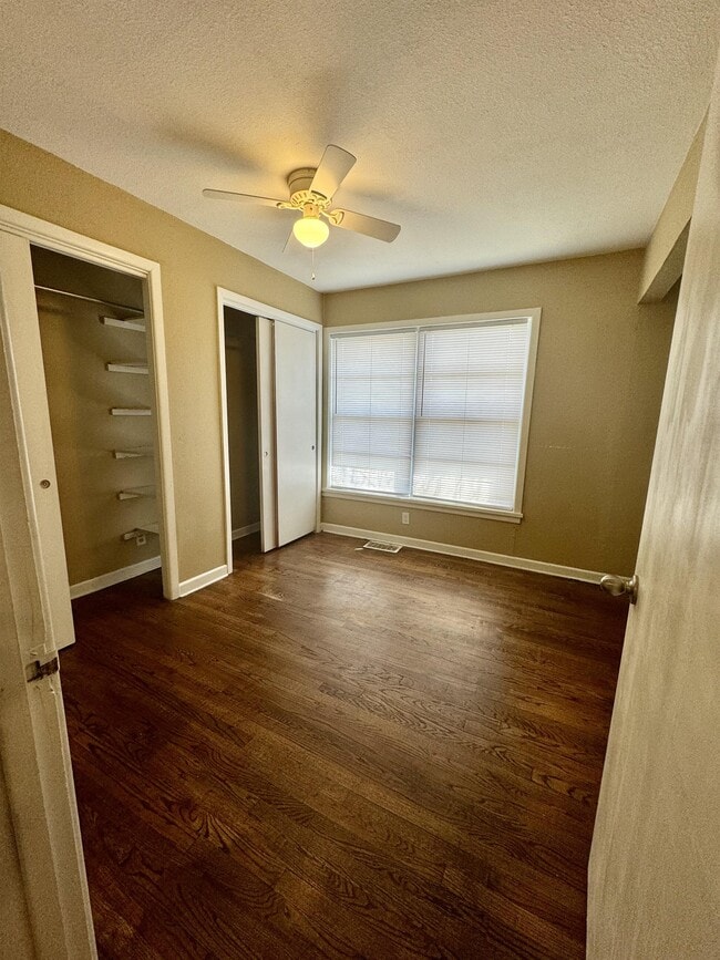 Building Photo - 419 E Rogers Dr