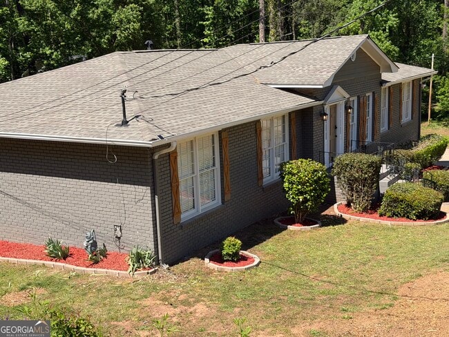 Building Photo - 3336 Camelot Dr NE