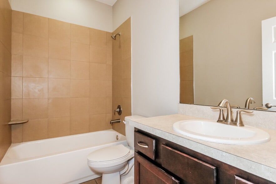 Building Photo - 6870 Glenbrook Dr