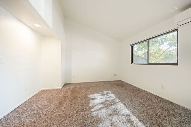 Building Photo - 2 bedroom Condo