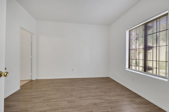 Building Photo - 2 bedroom Townhouse