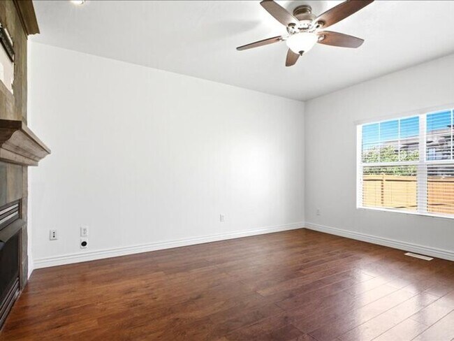 Building Photo - DRAPER  BEAUTIFUL 3 BED 2.5 BATH TOWNHOME